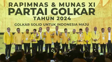 Plt Ketua Umum Partai Golkar Agus Gumiwang Kartasasmita (ketujuh kiri) bersama jajaran pengurus Dewan Pimpinan Pusat (DPP) Partai Golkar berfoto bersama saat pembukaan Rapat Pimpinan Nasional (Rapimnas) di Jakarta Convention Center, Selasa (20/8/2024). (merdeka.com/Arie Basuki)