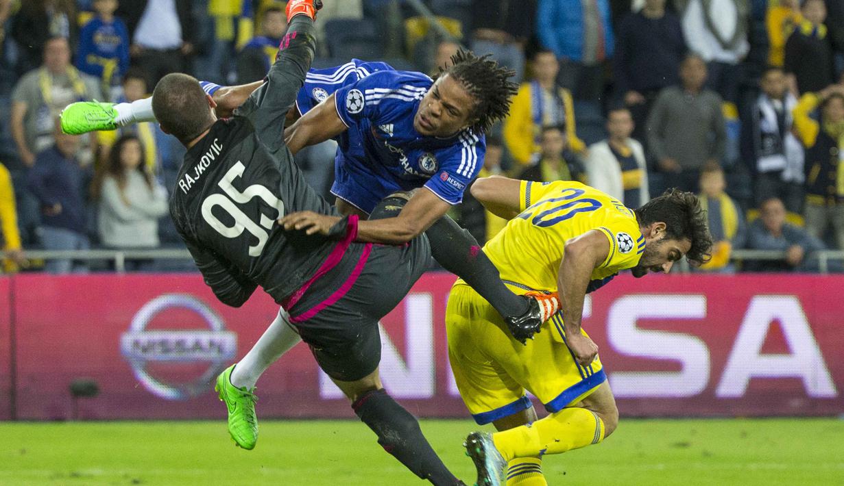 Kiper Maccabi Tel Aviv, Predrag Rajkovic berebut bola dengan pemain Chelsea, Loic Remy (tengah) pada lanjutan Liga Champion grup G di Stadion Sammy Ofer, Israel, Rabu (25/11/2015). dini hari WIB. (AFP Photo/Jack Guez).