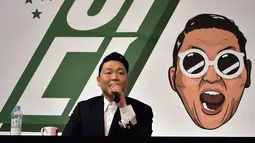 Psy memberikan keterangan saat konferensi pers untuk mempromosikan album ketujuhnya di sebuah hotel di Seoul (30/11). Psy akan merilis album ketujuh yang berjudul ‘7th Album Cider pada tanggal 1 Desember 2015. (AFP PHOTO/ JUNG YEON-JE)