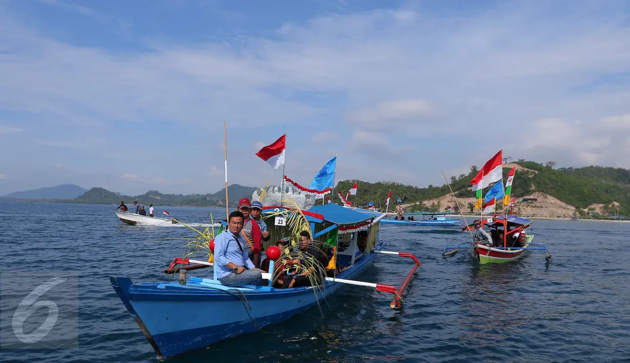 Wisatawan asik menikmati perahu hias saat festival gunung krakatau 2016 di Lampung, Sabtu (27/8). Festival ini merupakan agenda pariwisata tahunan Provinsi Lampung yang sudah berlangsung sejak 1991. (Liputan6.com/Angga Yuniar)