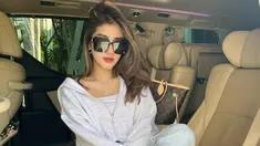 Pedangdut cantik Ghea Youbi memang memiliki tampilan yang seksi. Baru-baru ini ia pun mengunggah fotonya berpose di dalam mobil dengan mengenakan sweater dan celana jeans serta kaca mata hitam dan sepatu berwarna putih. (Instagram/gheayoubi)