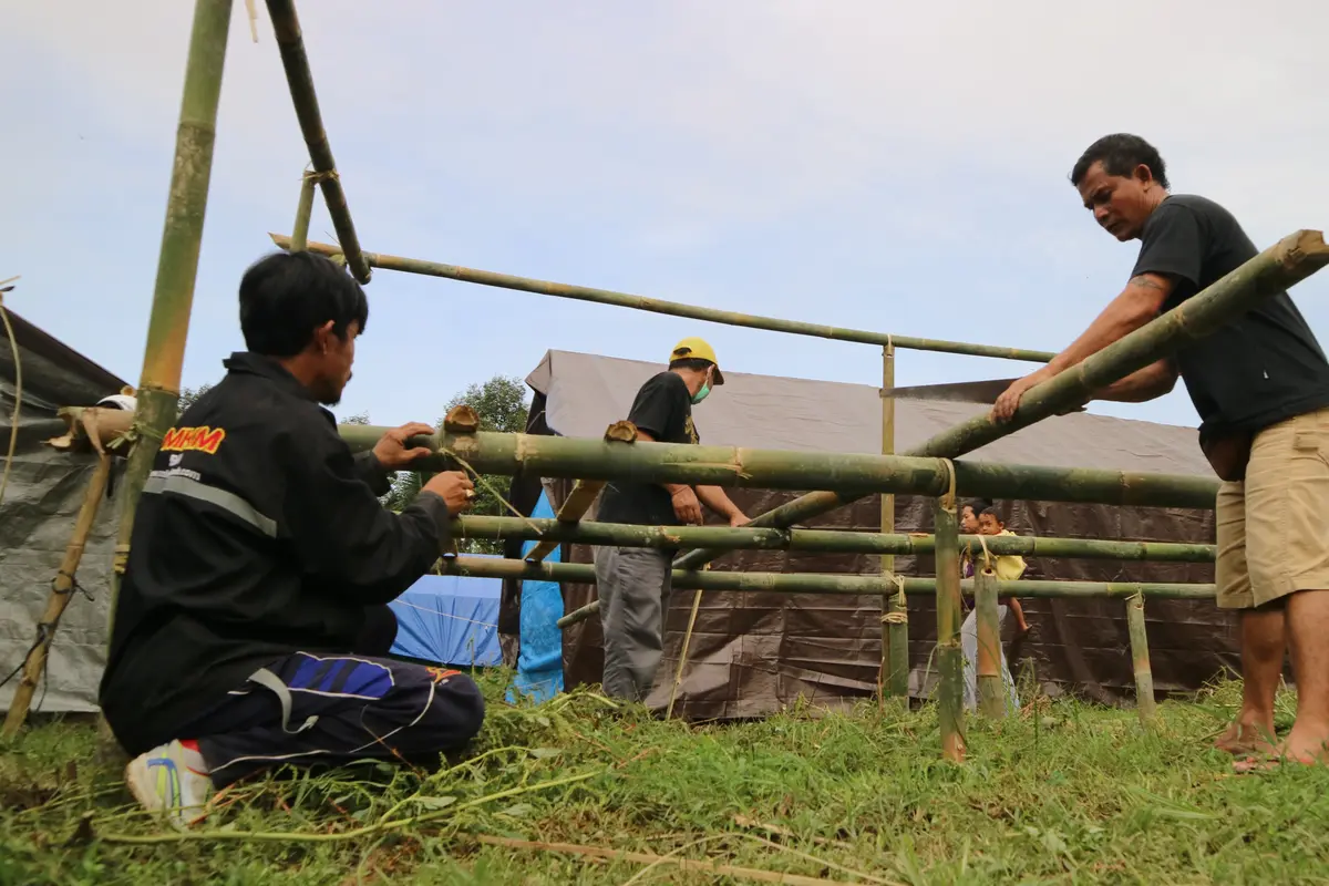 Warga Bangun Kamp Pengungsi Gunung Agung
