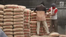 Pekerja tengah memindahkan semen yang akan dijual di Jakarta Barat, Kamis (19/4). Sepanjang kuartal I 2018 penjualan semen di pasar domestik tercatat 15,7 juta ton atau tumbuh sekitar 6,6% year on year (yoy). (Liputan6.com/Angga Yuniar)