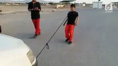 Seorang bocah 8 tahun mempu melakukan aksi ekstrem dengan menarik mobil memakai gigi, hingga menahan tusukan paku.