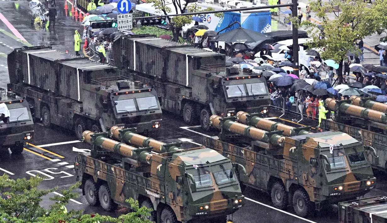 Militer Korea Selatan memamerkan persenjataan canggihnya di tengah merosotnya hubungan dengan Korea Utara yang bersenjata nuklir. (Anthony WALLACE/AFP)