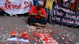 Aksi teaterikal seorang demonstran saat berunjuk rasa di depan Gedung Wakil Presiden, Jakarta, Senin (18/01/2016). Mereka mendesak pemerintah untuk tidak melanjutkan kontrak karya dengan PT Freeport. (Liputan6.com/Gempur M Surya)
