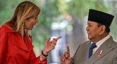 Presiden Republik Indonesia Prabowo Subianto (kanan) berbincang dengan Ratu Maxima dari Belanda, selaku Advokat Khusus Sekretaris Jenderal PBB untuk Kesehatan Keuangan (UNSGSA), di Istana Merdeka, Jakarta, pada Kamis 27 November 2025. Ratu Maxima dari Kerajaan Belanda dalam kapasitasnya sebagai Advokat Khusus Sekretaris Jenderal Perserikatan Bangsa Bangsa (PBB) untuk Kesehatan Keuangan (UNSGSA) melakukan kunjungan resmi ke Istana Negara pada Kamis (27/11/2025). (BAY ISMOYO/AFP)
