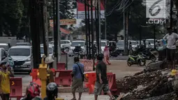 Suasana proyek pelebaran ruas Jalan Pangeran Antasari, Jakarta, Kamis (8/11). Pelebaran ini untuk mengantisipasi kemacetan setelah dioperasikannya Tol Depok-Antasari. (Liputan6.com/Faizal Fanani)