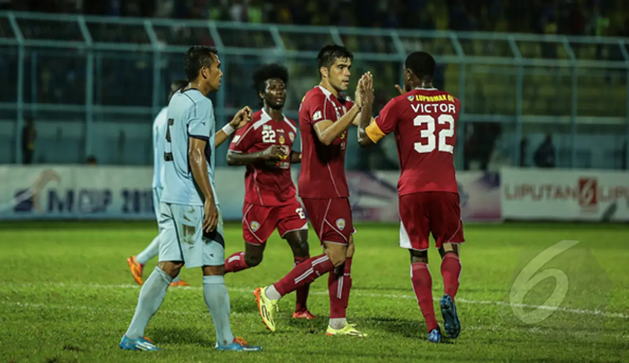 Arema Cronus membungkam Persela Lamongan dengan skor 2-1 dalam turnamen pra musim SCM Cup 2015 di Stadion Kanjuruhan Malang, Selasa (20/1/2015). (Liputan6.com/Faizal Fanani)