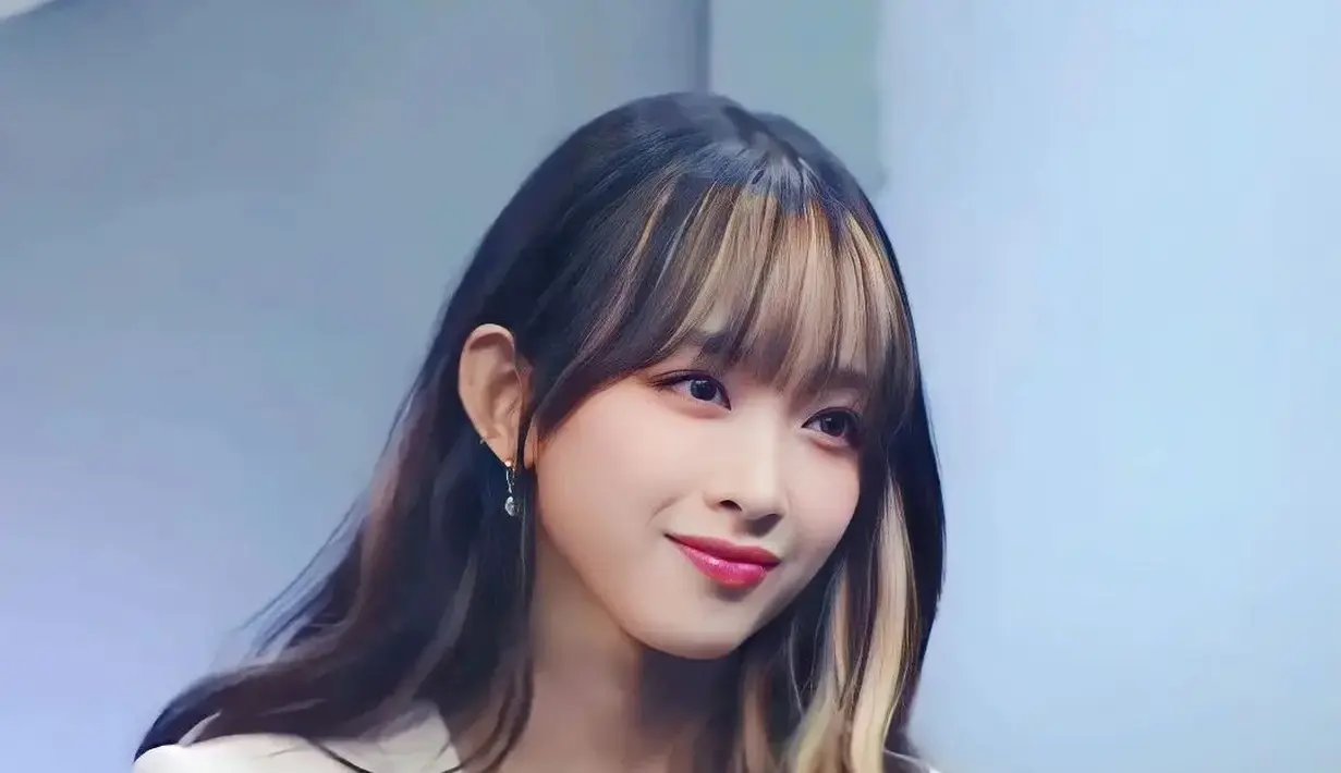 Masih dengan warna rambut yang sama, tapi kali ini Dita menata rapi poninya. Bahkan Dita tampak tak takut untuk bermain warna highlight di bagian poninya. Bukankah ia justru terlihat memesona, Sahabat FIMELA? Foto: Instagram.