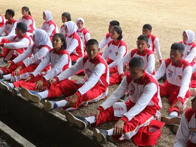 Sejumlah calon anggota Pasukan Pengibar Bendera (Paskibra) Nasional 2019 beristirahat seusai mengikuti latihan di PPPON Cibubur, Jakarta, Selasa (30/7/2019). Saat ini, 68 orang anggota Paskibraka nasional 2019 sedang menjalani pendidikan dan pelatihan intensif. (Liputan6.com/Herman Zakharia)