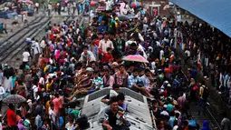 Ribuan orang tampak berdesakan menaiki atap kereta yang sudah penuh sesak di sebuah stasiun, Dhaka, Bangladesh, (5/7).Tradisi mudik yang dilakukan warga Bangladesh ini dilakukan tiap tahunnya untuk merayakan Hari Raya Idul Fitri. (REUTERS / Adnan Abidi)