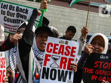 Masa yang tergabung dalam Aqsa Working Group (AWG) melakukan aksi damai di depan Kedutaan Besar Amerika Serikat, Jakarta, Jumat (17/5/2024). (Liputan6.com/Angga Yuniar)