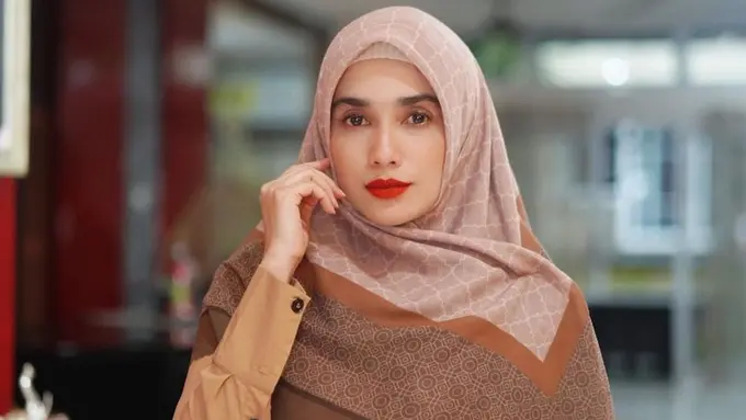 Potret Ussy Sulistiawaty saat Pakai Hijab, Parasnya Bikin Pangling