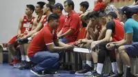 Pelatih timnas bola basket Indonesia, Wahyu Widayat Jati, memberikan arahan kepada anak asuhnya saat laga uji coba melawan Satria Muda di BSD, Tangerang, Jumat (21/7/2017). Timnas Basket menang 87-52 atas Satria Muda. (Bola.com/M Iqbal Ichsan)