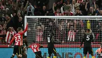 Gelandang Brentford, Jaidon Anthony (nomor 19) (3 dari kiri), melakukan selebrasi setelah mencetak gol pembuka dalam pertandingan Premier League antara Brentford kontra Chelsea di Gtech Community Stadium, London, Jumat (18/9/2026). (Glyn KIRK / AFP)