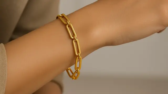 Model Gelang Emas 24 Karat Paperclip Minimalis yang Lagi Hits 2025/Ilustrasi gambar AI