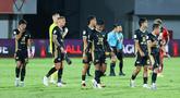 Pemain Dewa United tertunduk lesu setelah ditahan imbang Phnom Penh Crown pada laga matchday pertama grup E AFC Challenge League di Indomilk Arena, Tangerang, Minggu (26/10/2025). (Bola.com/M Iqbal Ichsan)