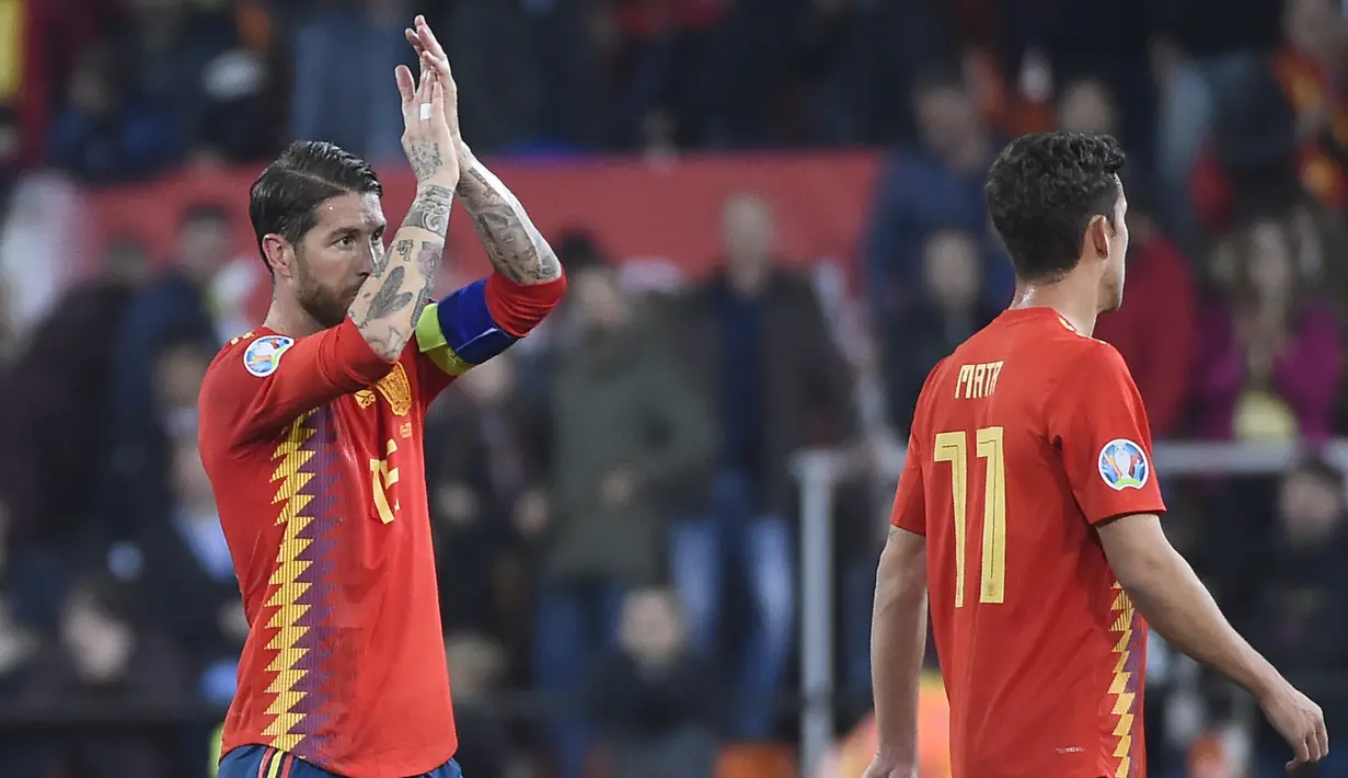 Bek Spanyol, Sergio Ramos, merayakan kemenangan atas Norwegia pada laga Kualifikasi Piala Eropa 2020 di Stadion Mestalla, Valencia, Sabtu (23/3). Spanyol menang 2-1 atas Norwegia. (AFP/Jose Jordan)