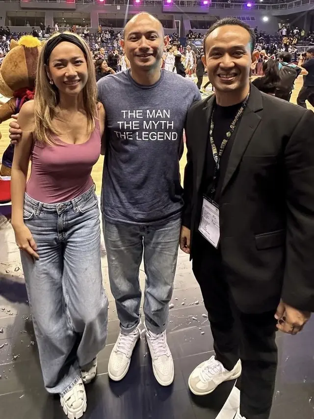 Bunga Citra Lestari saat nonton pertandingan basket. [@tikoaryawardhana]