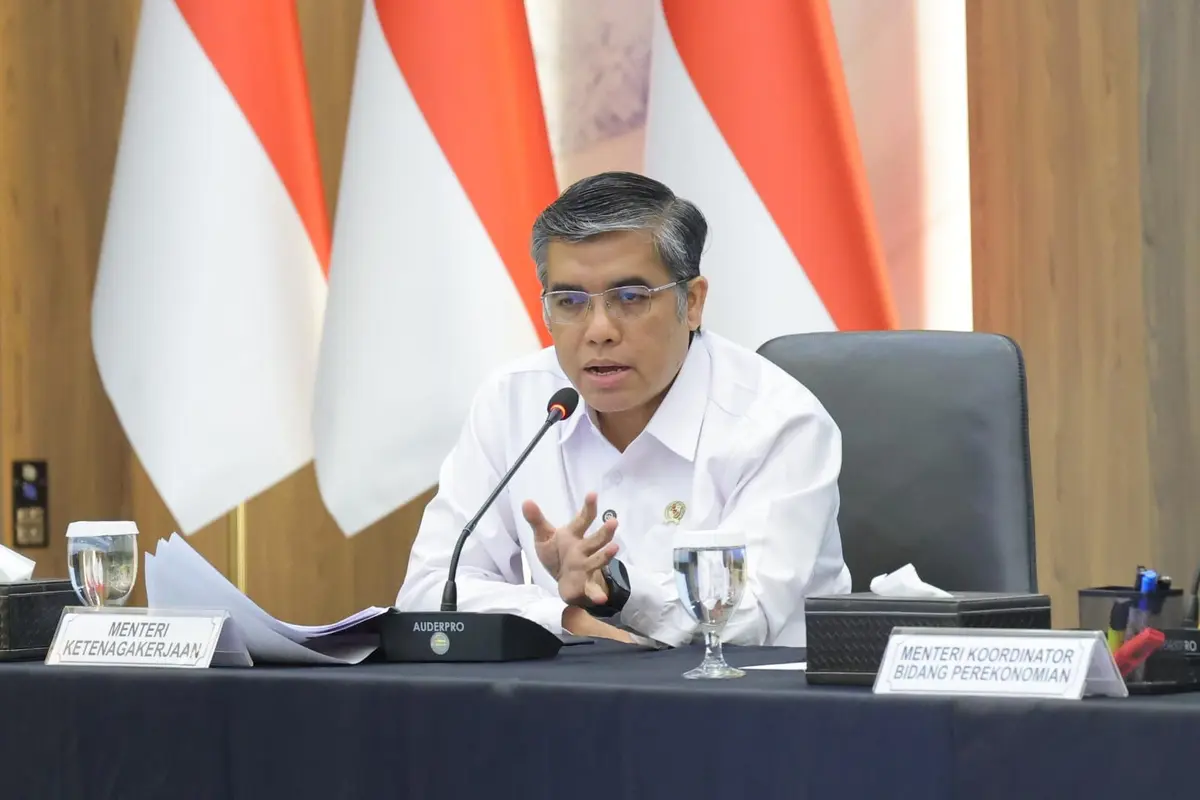 Menaker Yassierli dalam konferensi pers di Kantor Kemenko Perekonomian, Jakarta, Senin (22/6/2026). (Kemnaker/Uda Dani)
