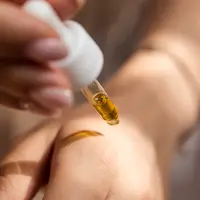 Ilustrasi serum sebagai salah satu produk dalam rangkaian skincare harian. (dok. unsplash/Enecta Cannabis extracts)