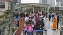 Sejumlah warga antre di anjungan Halte Transjakarta Bundaran HI , Jakarta, Minggu (16/10/2022). Anjungan yang berada di lantai dua Halte Transjakarta Bundaran HI ini dapat menampung 20 orang dan menjadi spat foto baru dengan latar belakang Patung Selamat Datang dan air mancur Bundaran HI. (Liputan6.com/Angga Yuniar)