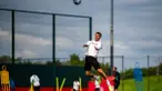 Pemain MU, Mason Mount, menunjukkan kebolehan menyundul bola di udara saat latihan perdana jelang mengarungi musim 2023/2024 yang berlangsung di Carrington, Jumat (7/7/2023). (Twitter/@ManUtd)