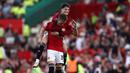 Ekspresi gembira pemain MU, Alejandro Garnacho (atas), sambil memeluk Scott McTominay, setelah pertandingan melawan Brentford dalam laga pekan kedelapan Liga Inggris 2023/2024 yang berlangsung di Old Trafford, Sabtu (8/10/2023). (AFP/Darren Staples)