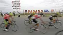 Kota Padang menjadi tujuan akhir dari etape ke-8 Tour de Singkarak 2016 di Kota Padang, Sumatera Barat, Minggu (14/8/2016). (Bola.com/Nicklas Hanoatubun)
