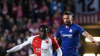 Bek Slavia Praha, Michael Ngadeu-Ngadjui berebut bola dengan striker Chelsea, Olivier Giroud dalam laga leg pertama perempat final Liga Europa 2018-19 di Sinobo Stadium, Kamis (11/4). Chelsea sukses meraih kemenangan atas Slavia Praha dengan skor tipis 1-0. (Michal CIZEK / AFP)