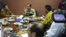 Ketua DKPP Jimly Asshidiqqie memberikan pemaparan saat pertemuan Tripartit di Ruang Rapat DKPP RI, Gedung Bawaslu lantai 5, Jakarta, Kamis (23/2). Pertemuan tersebut terkait dengan Pilkada serentak 2017. (Liputan6.com/Faizal Fanani)