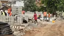 Suasana pengerjaan proyek normalisasi sungai Ciliwung di kawasan Bukit Duri, Jakarta, Rabu (8/2). Proyek normalisasi Ciliwung Bukit Duri ditargetkan rampung pada Mei mendatang. (Liputan6.com/Yoppy Renato)