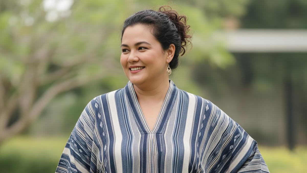 7 Model Baju Lurik Wanita Gemuk yang Modis dan Anggun