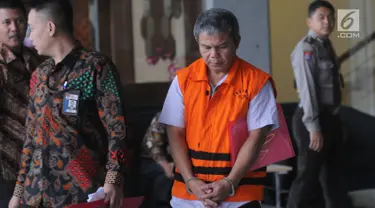 Supervisor KPP Pratama Ambon, Sulimin Ratmin seusai menjalani pemeriksaan di Gedung KPK, Jakarta, Jumat (18/1). Sulimin diperiksa sebagai tersangka untuk melengkapi berkas kasus suap terkait pengurangan kewajiban pajak pribadi. (Merdeka.com/Dwi Narwoko)