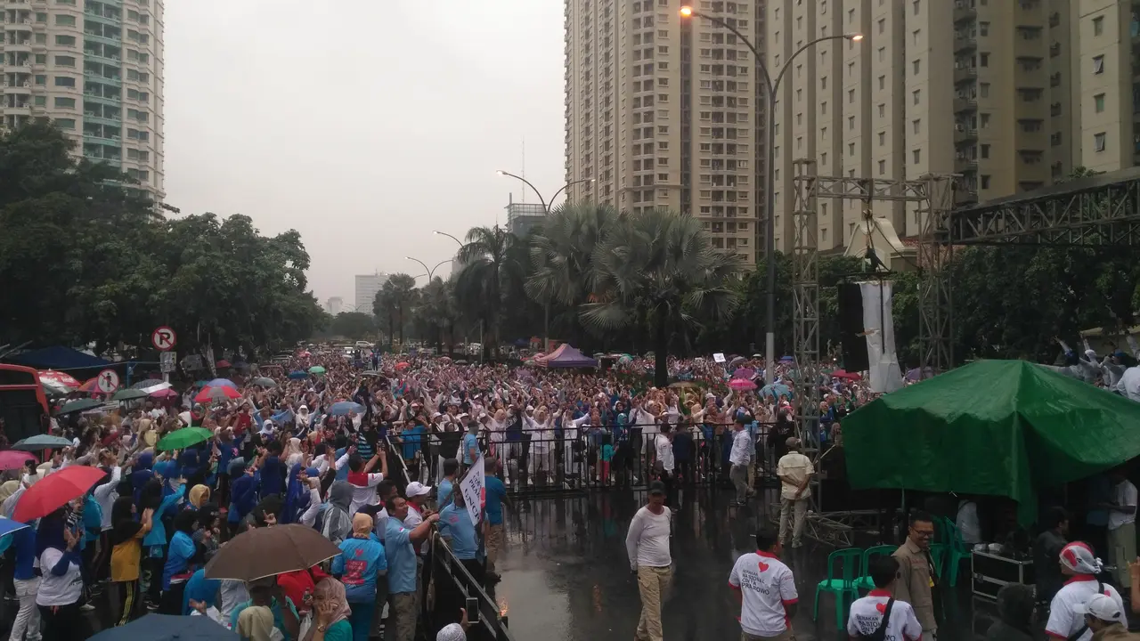 Ribuan massa pendukung pasangan nomor urut 02 Prabowo-Sandiaga hadir dalam acara deklarasi di Kemayoran. (Merdeka.com)