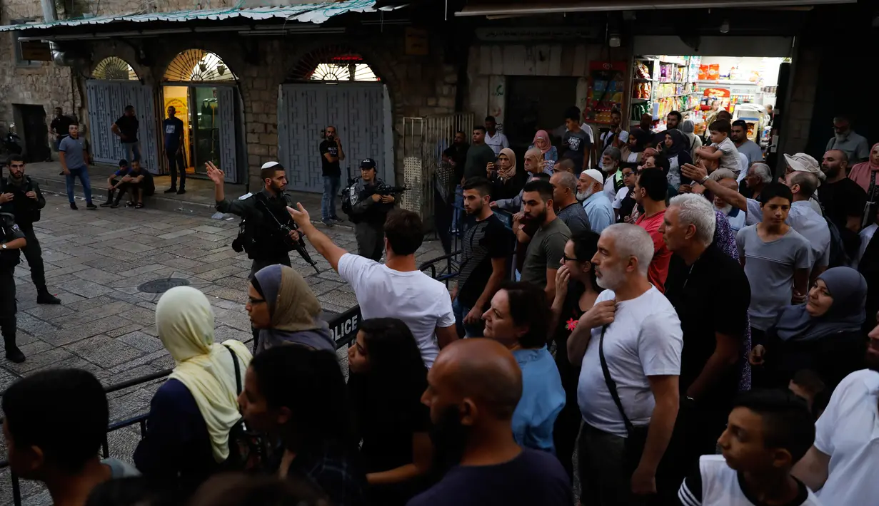 Pasukan Israel menutup paksa kompleks Masjid Al-Aqsa di Kota Tua Yerusalem, Jumat (17/8). Menurut media lokal Palestina, jemaah dipaksa keluar dari kompleks oleh polisi dan tentara Israel, yang kemudian menutup gerbang ke Kota Tua. (AFP/Ahmad GHARABLI)