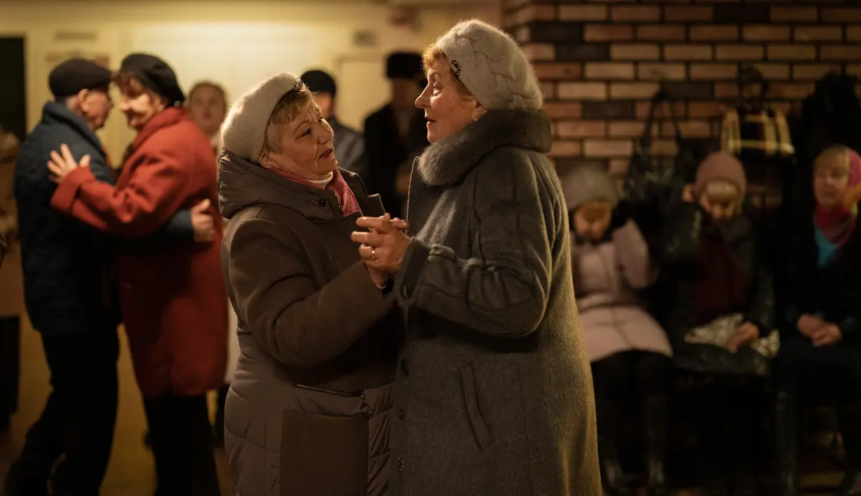 Wanita menari di Stasiun Kereta Bawah Tanah Teatralna, Kiev, Ukraina, 5 Maret 2023. Puluhan pensiunan menari selama lebih dari dua jam dalam acara akhir pekan yang telah berlangsung selama puluhan tahun dan hanya sempat terganggu oleh invasi Rusia ke Ukraina. (AP Photo/Vadim Ghirda)