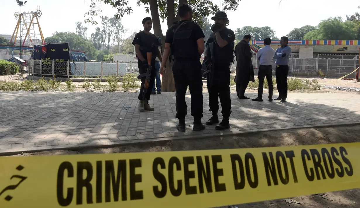 Sejumlah petugas berjaga di lokasi bom bunuh diri di taman Gulshan e Iqbal Park di Lahore, Pakistan, Senin (28/3). Lebih dari 200 orang terluka, banyak dari anak-anak  yang tewas akibat bom bunuh diri tersebut. (AFP/ARIF ALI)