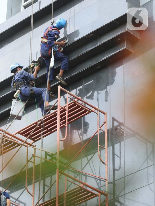 Aktivitas pekerja ketinggian di salah satu bagian gedung Pengadilan Negeri Jakarta Pusat, Rabu (18/11/2020). Berdasarkan data BP Jamsostek, angka klaim kecelakaan kerja semester I 2020 meningkat 128% dari periode yang sama 2019, dari 85.109 kasus menjadi 108.573. (Liputan6.com/Helmi Fithriansyah)