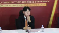Shin Tae-yong saat diperkenalkan sebagai pelatih kepala Persija yang baru di Jakarta International Stadium, Senin (8/6/2026) siang WIB. (Bola.com/M Iqbal Ichsan)