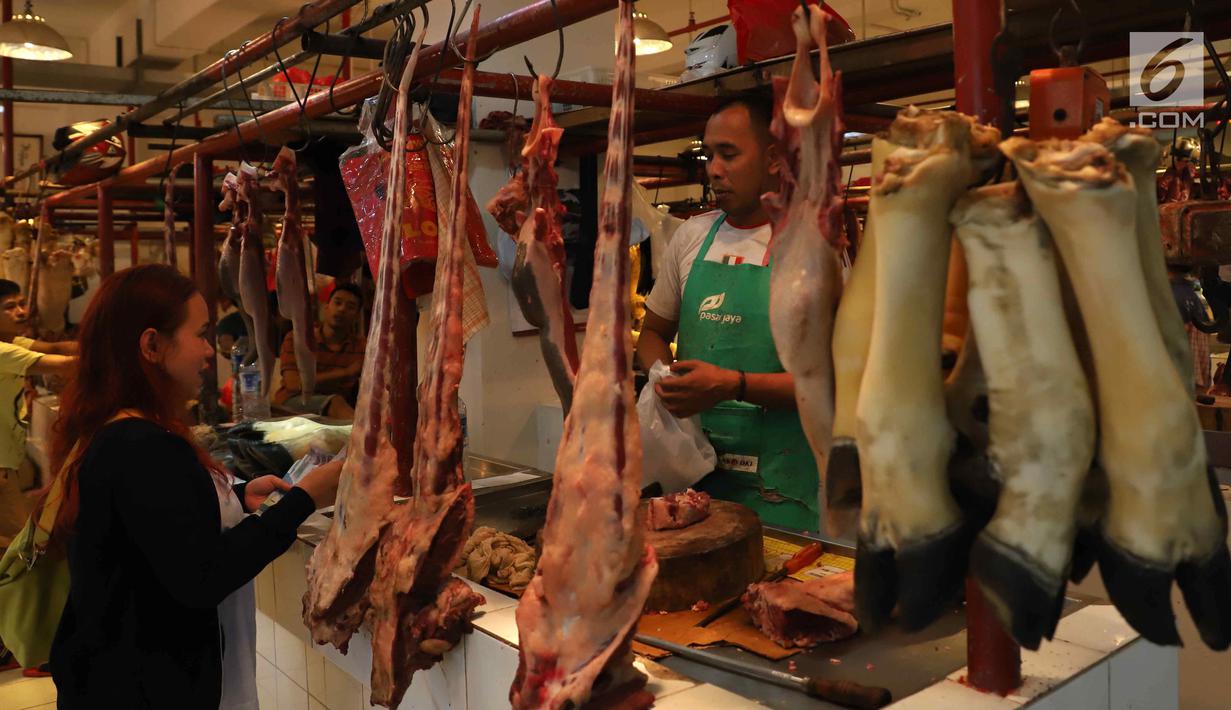 Suasana jual beli daging sapi di Pasar Senen, Jakarta, Selasa (29/5). Rata-rata pedagang masih menjual daging sapi seharga Rp 120 ribu per kilogram. (Liputan6.com/Angga Yuniar)