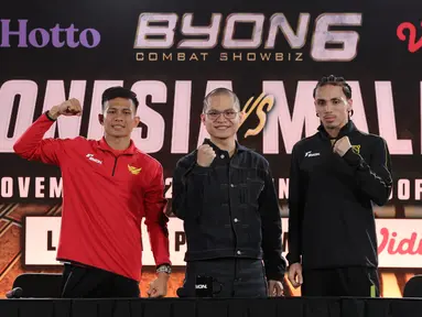 Petarung Mixed Martial Arts (MMA), Ronal Siahaan; CEO Byon Combat, Yoshua Marcellos; dan Putra Abdullah (kiri ke kanan) usai memberi keterangan terkait Byon Combat Showbiz Vol. 6 di Tennis Indoor, Senayan, Jumat (21/11/2025). 12 laga panas yang mencakup boxing, kickstriking, hingga perebutan sabuk ICB International Belt dan dua gelar WBA Asia bakal tersaji pada Byon Combat Showbiz Vol. 6: Indonesia vs Malaysia II. (Bola.com/M Iqbal Ichsan)