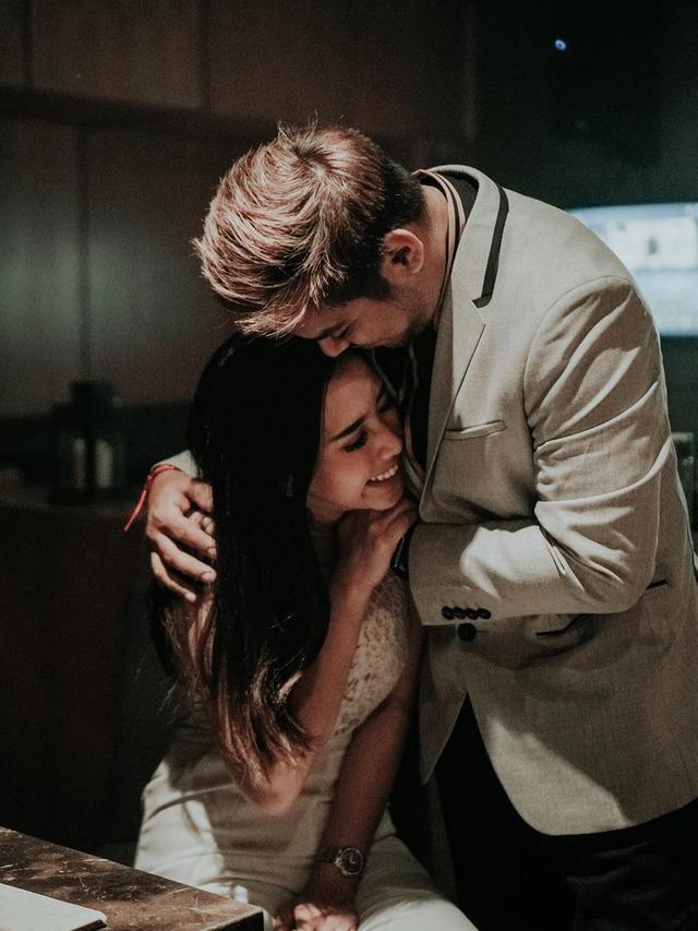 Unggah Foto Romantis, Ini 6 Potret Kebersamaan Ahmad Abdul dan Artika Rusman