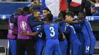Para pemain Prancis merayakan gol ke gawang Rumania pada laga Piala Eropa 2016 di Stade de France, Saint-Denis, Jumat (10/6/2016). (AFP/Martin Bureau)