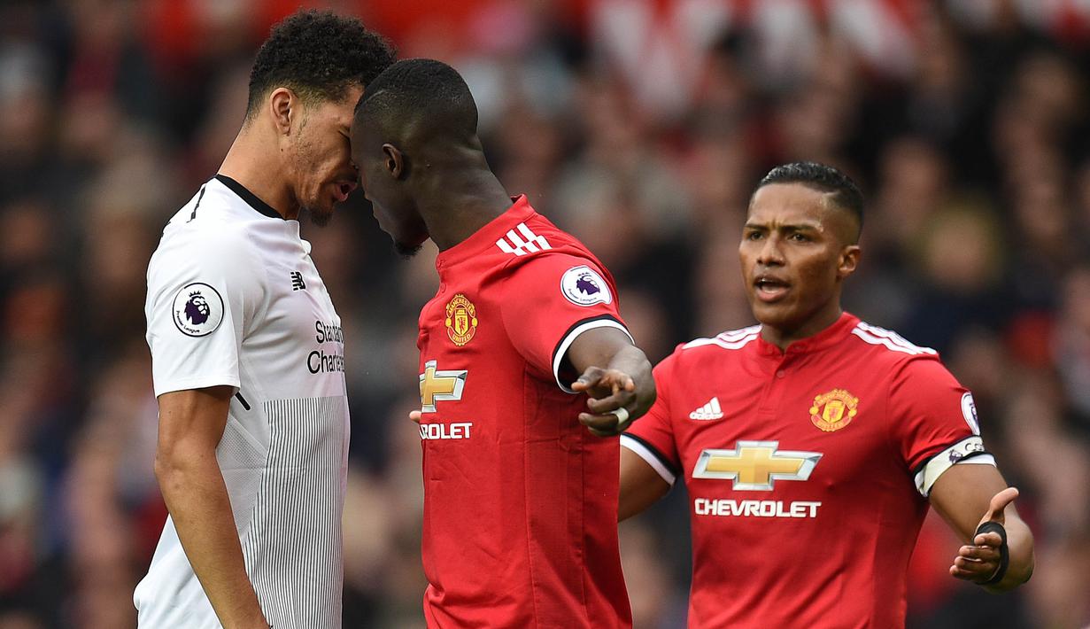 Bek Manchester United, Eric Bailly bersitegang dengan striker Liverpool, Dominic Solanke pada laga Premier League di Stadion Old Trafford, Manchester, Sabtu (10/3/2018). MU menang 2-1 atas Liverpool. (AFP/Oli Scarff)
