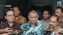 Ketua KPK Agus Rahardjo (tengah) bersama Kepala PPATK Kiagus Ahmad Badaruddin (kanan) dan Wakil Kepala PPATK Dian Ediana Rae (kiri) menjawab pertanyaan wartawan usai melakukan pertemuan di Gedung KPK, Jakarta, Selasa (6/3). (Liputan6.com/Herman Zakharia)