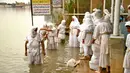 Pengikut agama Sabean Mandaean melakukan ritual di Sungai Tigris saat perayaan Banja atau Pesta Kreasi, Baghdad, Irak, Senin (15/3/2021). Pengikut Sabean Mandaean memandang Yohanes Pembaptis sebagai nabi utamanya. (AP Photo/Hadi Mizban)