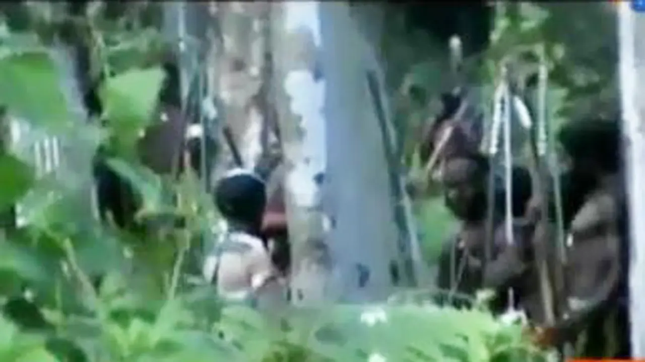 VIDEO: Dua Kelompok Warga di Timika Perang Panah di Dalam Hutan