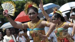 Sejumlah penari mengikuti prosesi Tawur Agung di Serang, Banten, Jumat (20/3/2015). Upacara tersebut merupakan ritual sebelum tapa brata penyepian dengan sembahyang dan diakhiri pembakaran ogoh-ogoh. (Liputan6.com/Andrian M Tunay)